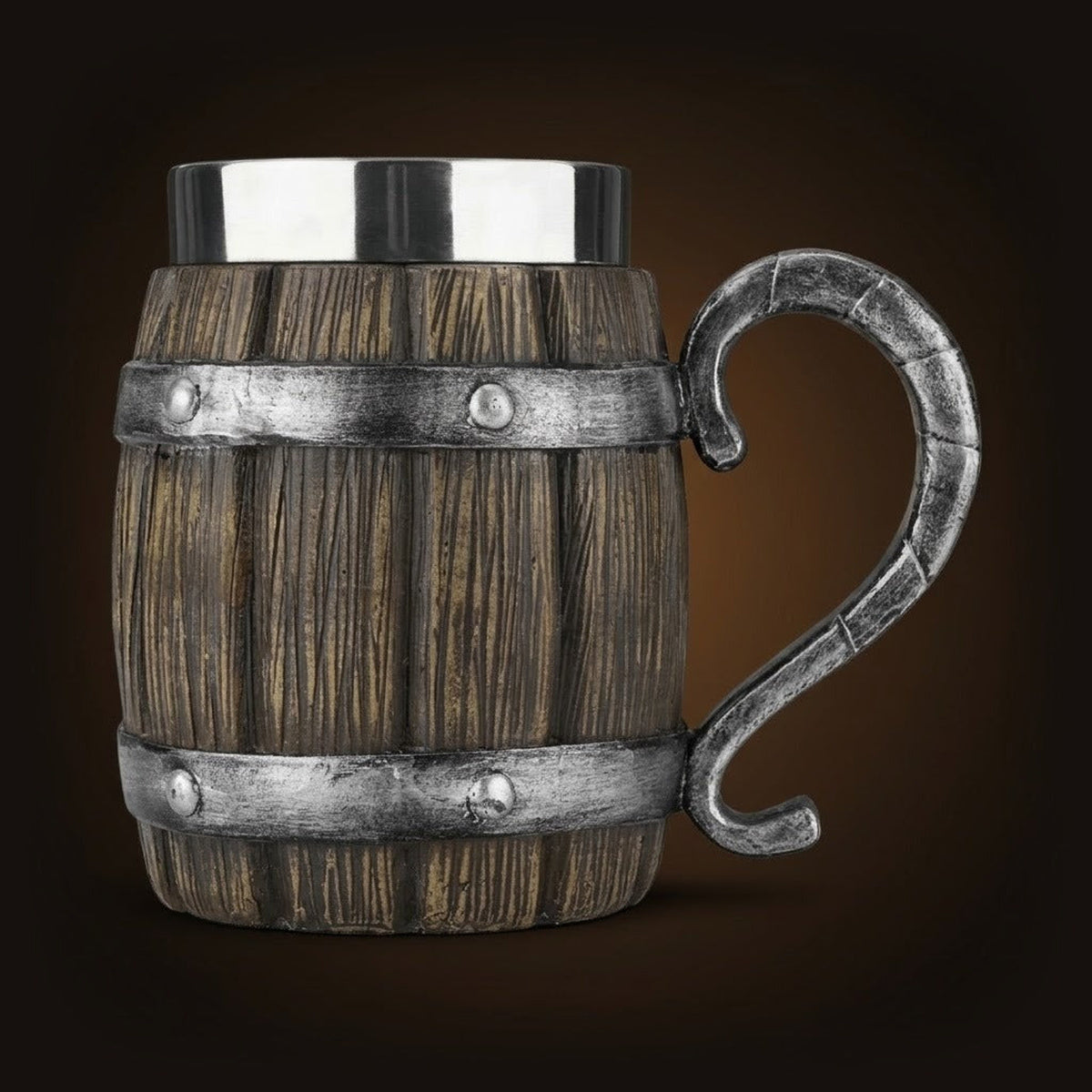 Chope viking tonneau 600ml avec anse métallique courbée imitation corne de bélier. Mug isotherme style médiéval.