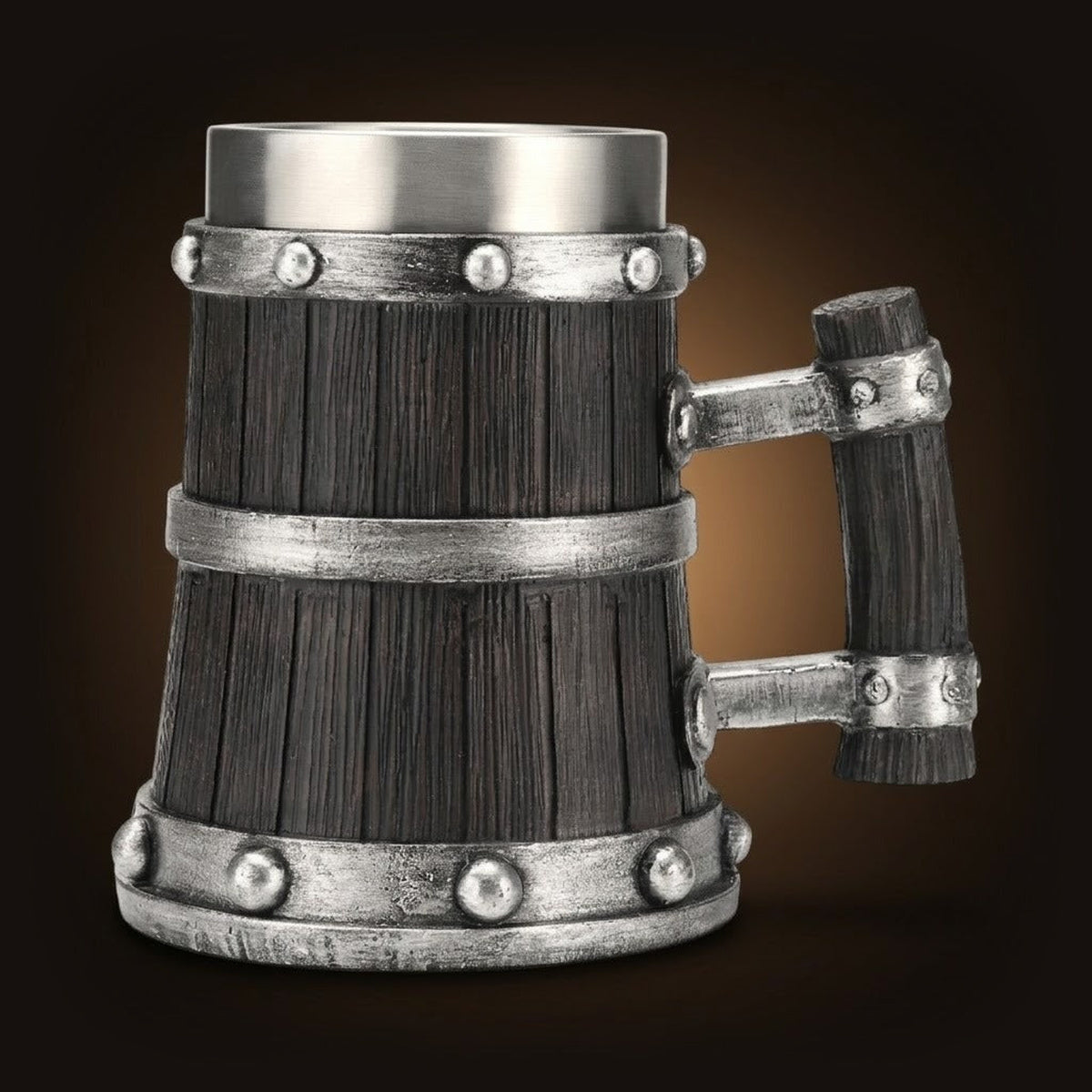 Chope viking massive imitation bois sombre brûlé avec anse géométrique renforcée. Mug tonneau style Jarl pour banquet.