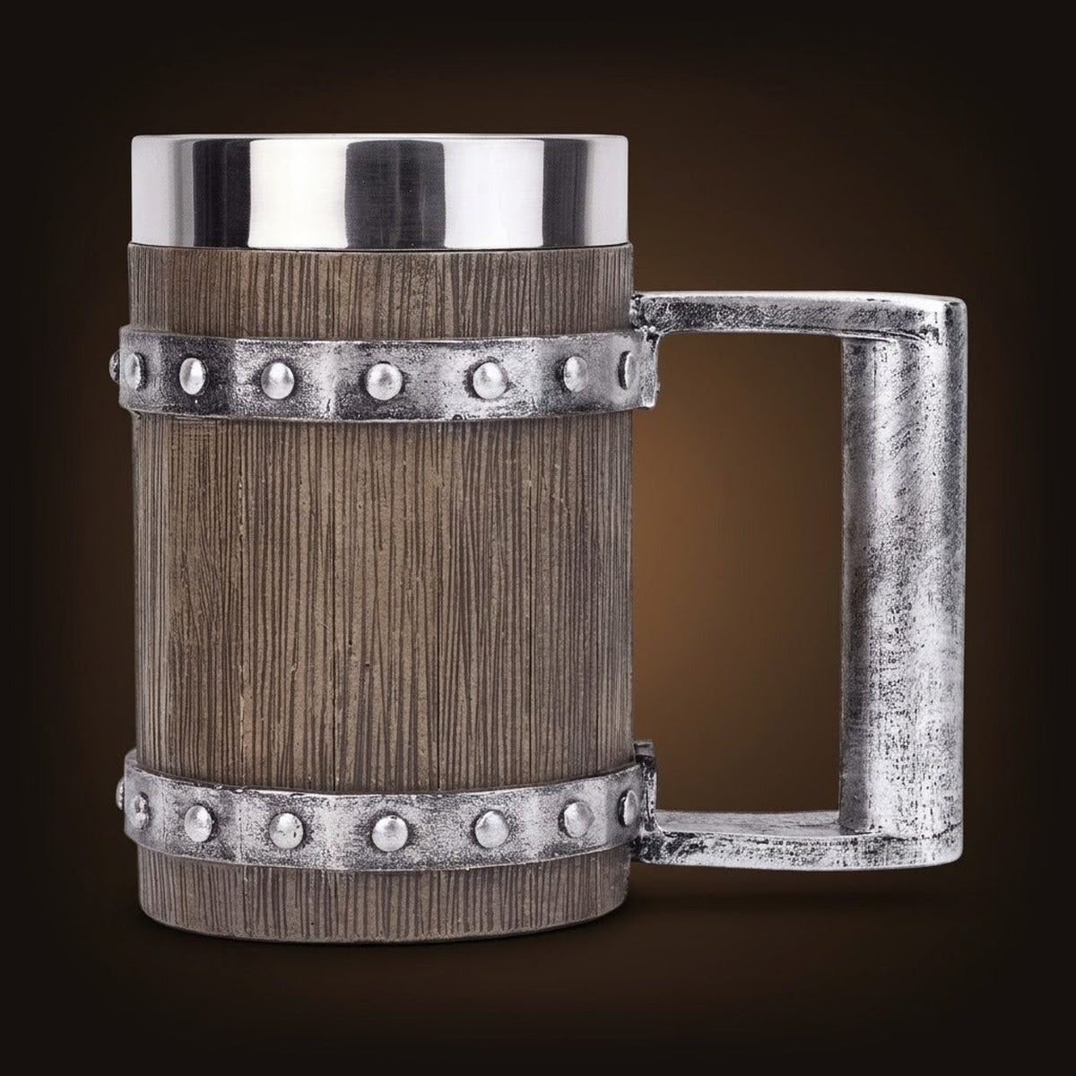 Chope viking tonneau 600ml imitation bois avec anse rectangulaire aspect fer forgé. Mug robuste isotherme pour bière.