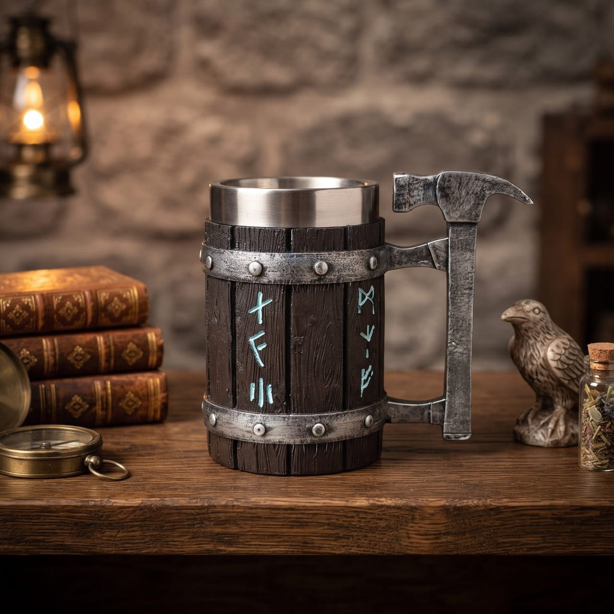 Chope viking tonneau bois sombre aux runes bleues et anse marteau de charpentier, sur une table d'auberge à la lanterne