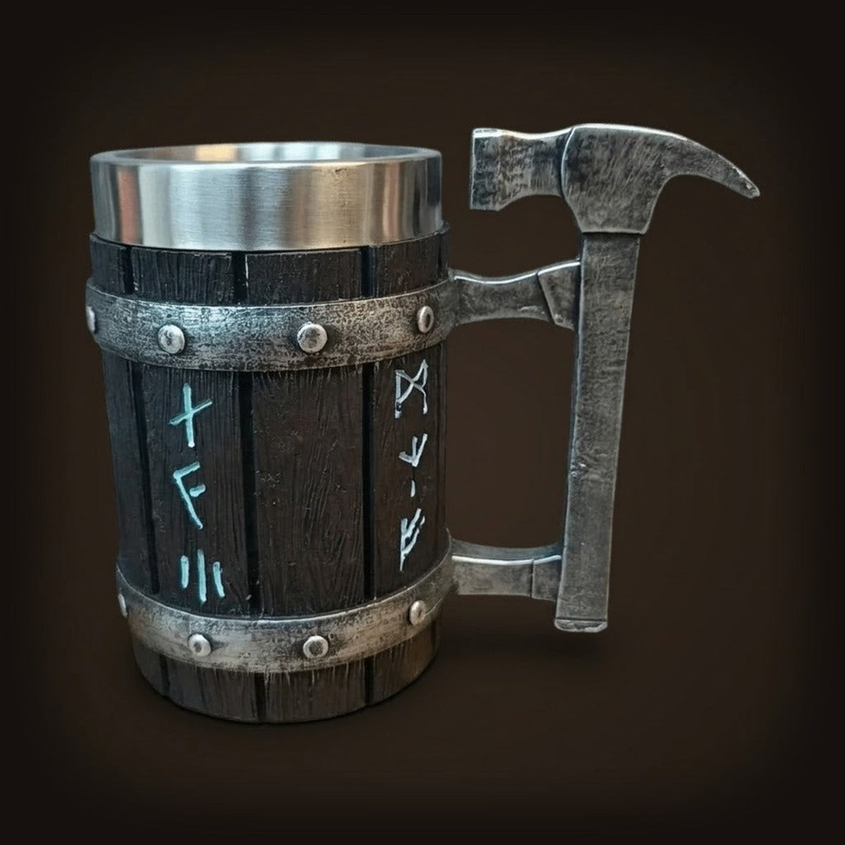 Chope viking tonneau bois sombre avec runes bleues lumineuses et anse sculptée en forme de marteau de charpentier (arrache-clous).