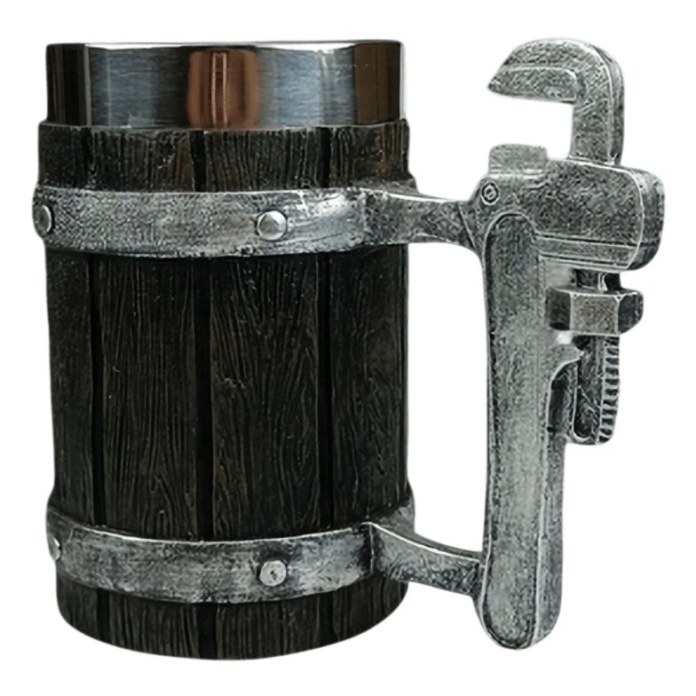 Chope viking tonneau imitation bois sombre avec anse sculptée en forme de clé à griffe (clé Stillson). Mug insolite pour plombier et tuyauteur.