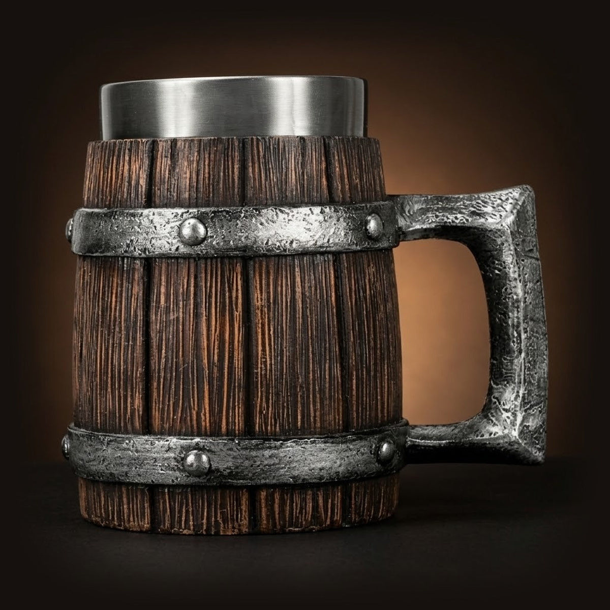 Chope viking 600ml imitation bois sombre avec anse carrée géométrique aspect métal brut. Mug isotherme grande capacité style bastion.