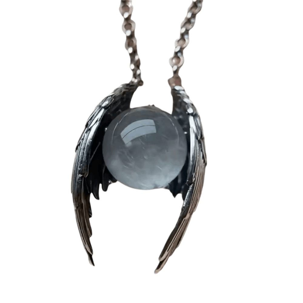 Collier Ailes Noires et Sphère de Cristal : Alliage de Zinc, vue de détail du pendentif et de la chaîne