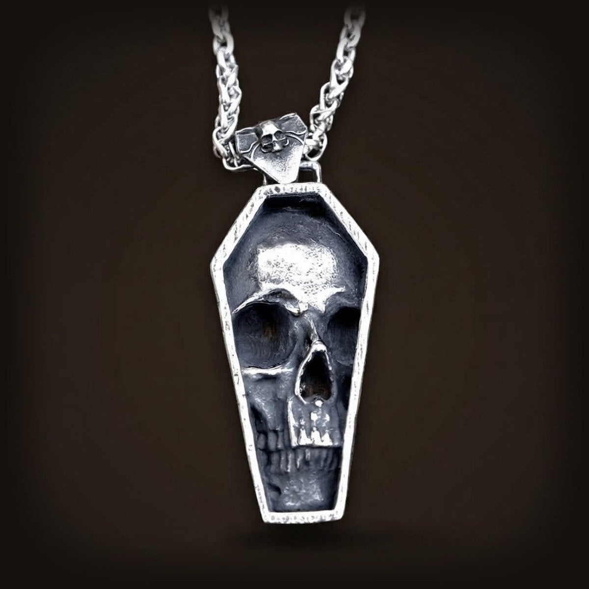 Pendentif cercueil ouvert en acier inoxydable avec crâne sculpté en relief et bélière au petit crâne ailé