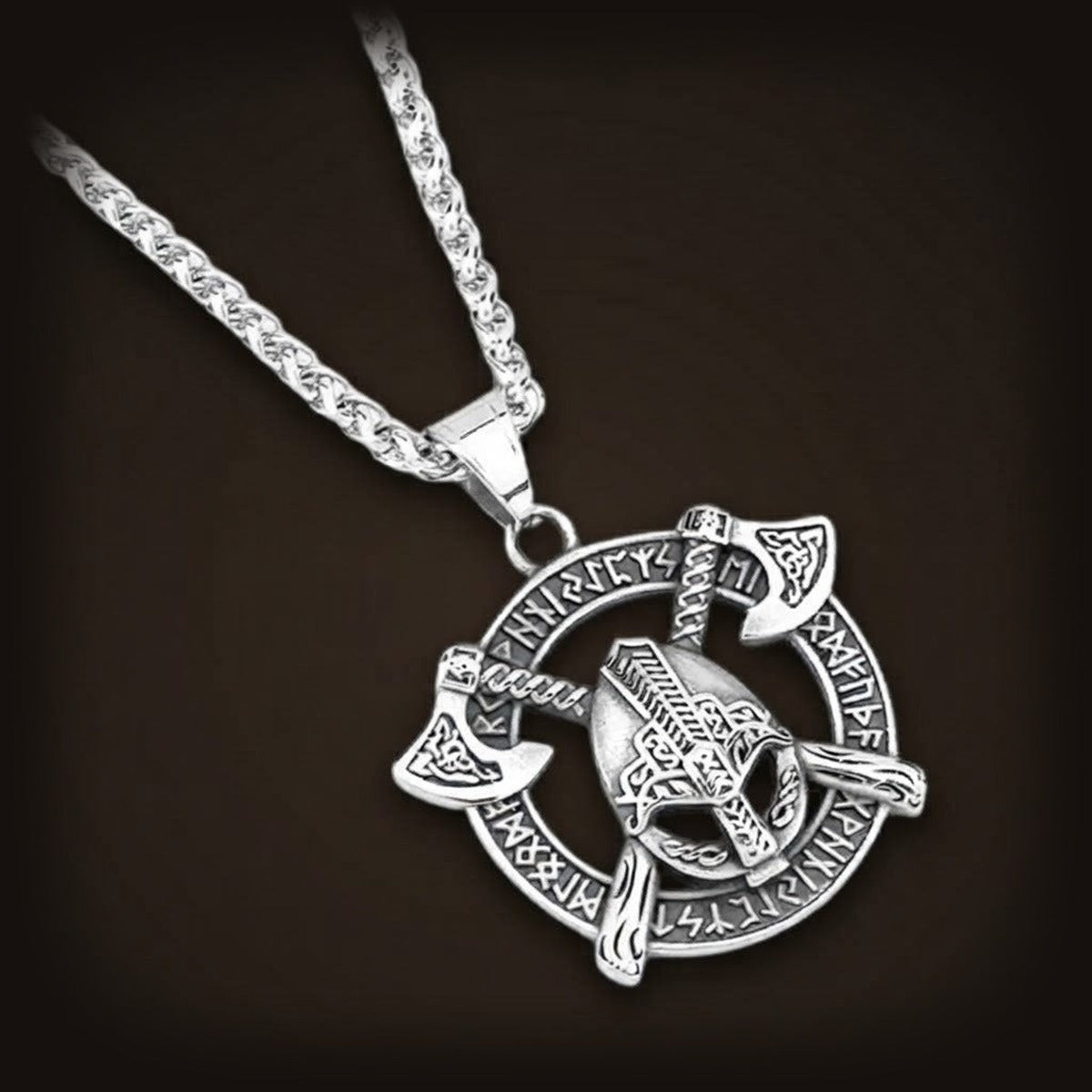 Pendentif viking en acier : casque et haches croisées cerclés de runes, sur sa chaîne tressée