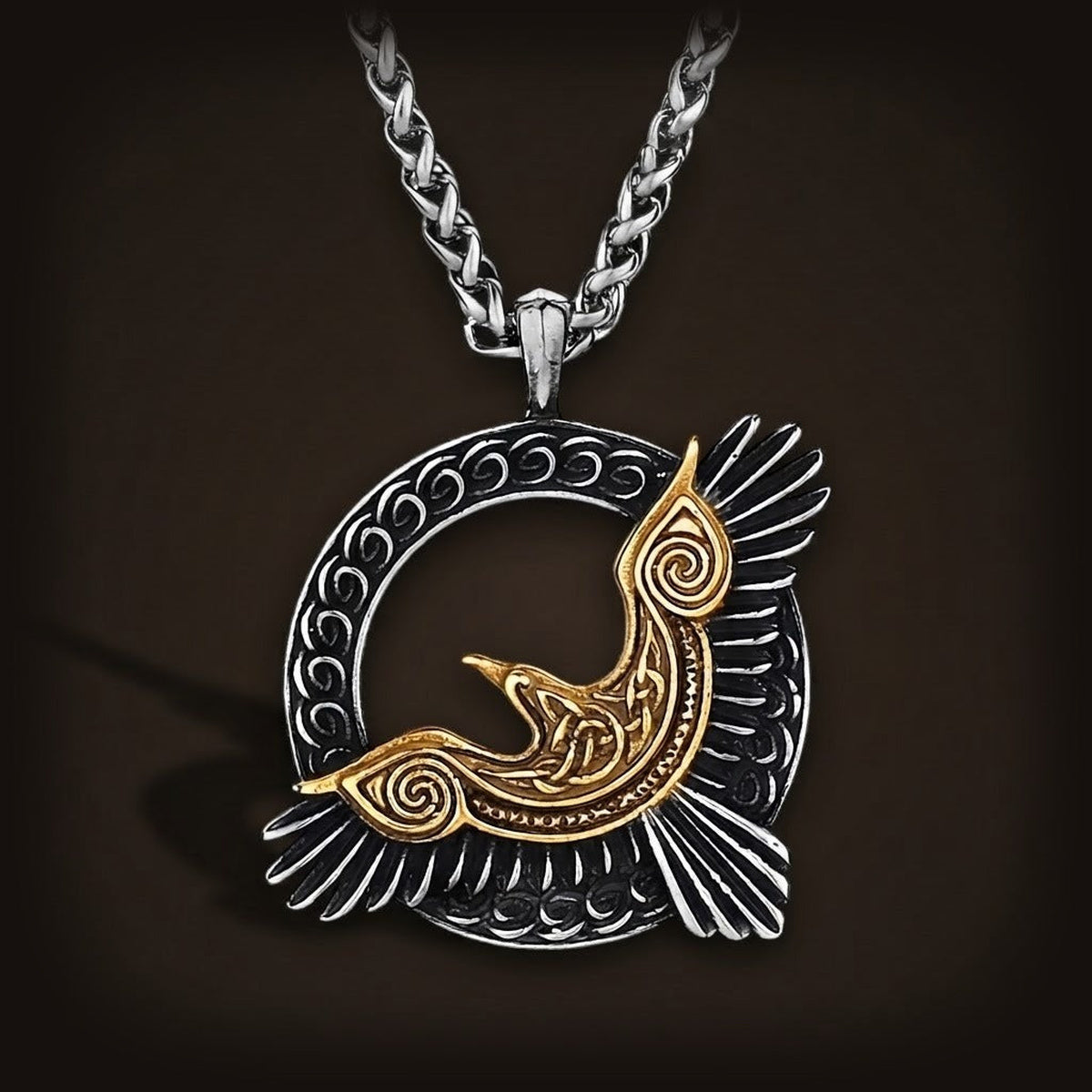 Pendentif corbeau d'Odin doré dans un croissant en acier inoxydable