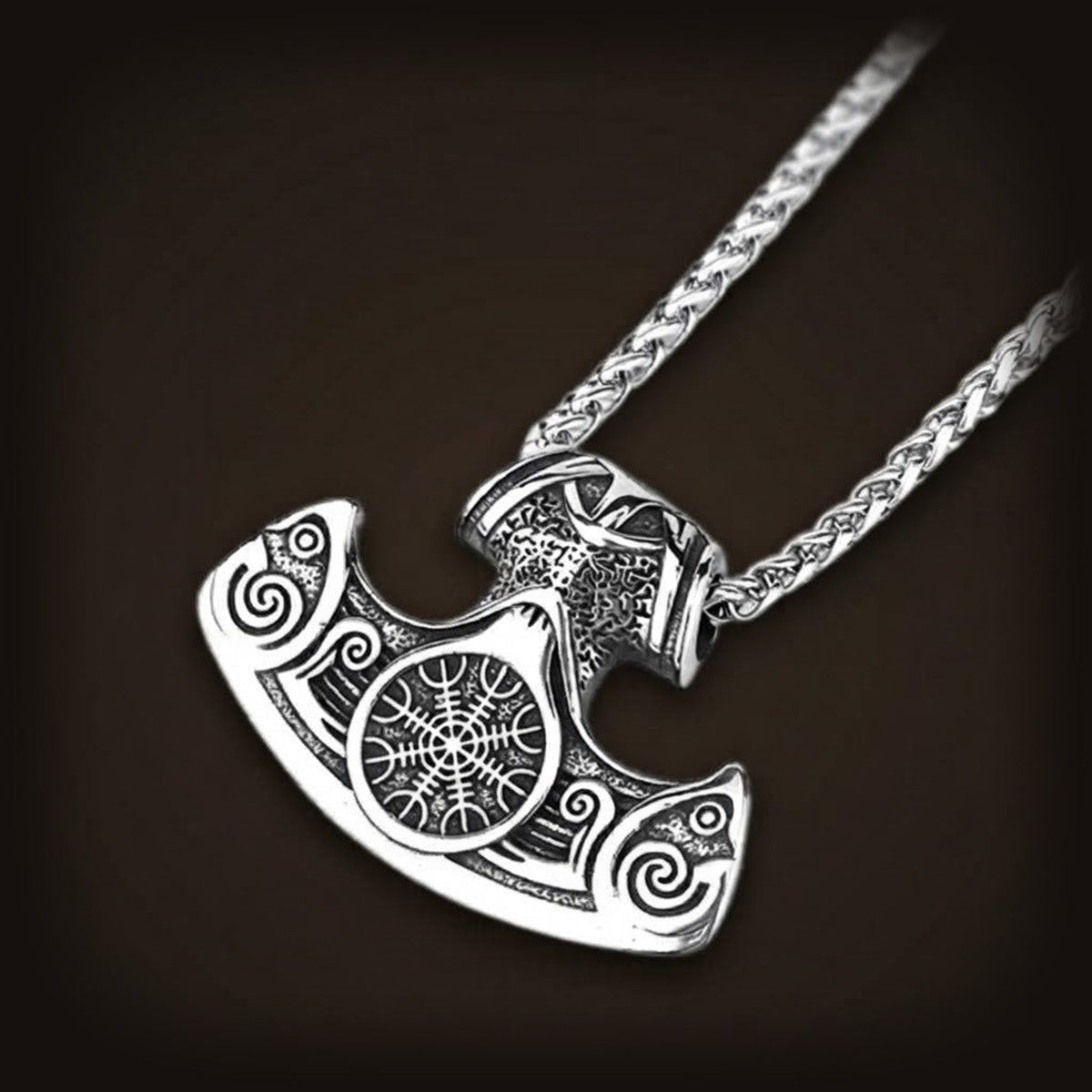 Pendentif hache viking en acier, Ægishjálmur à huit branches au centre de la lame, sur sa chaîne tressée