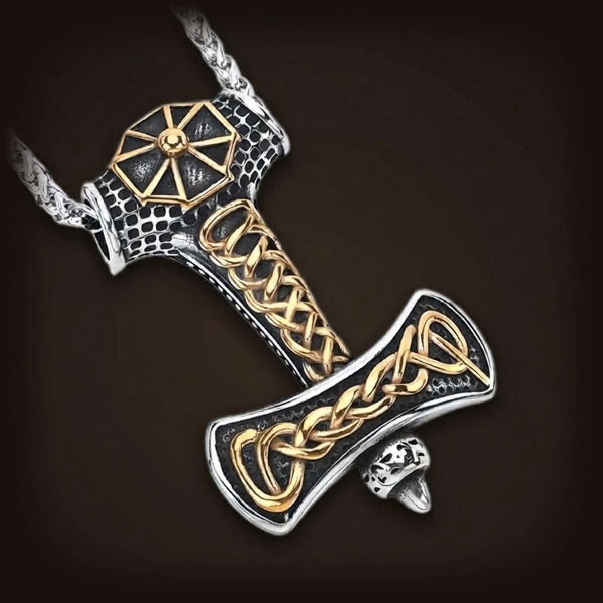 Pendentif hache viking bicolore acier et doré, entrelacs et roue solaire à huit rayons, sur sa chaîne tressée