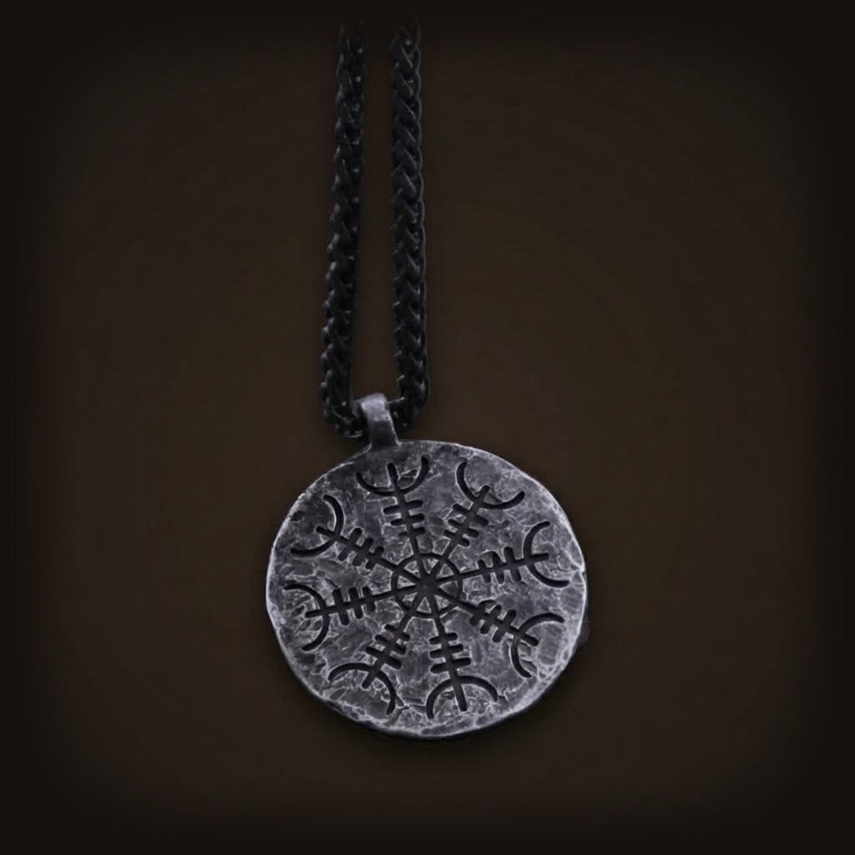 Collier viking pour homme avec pendentif circulaire Aegishjalmur en acier inoxydable finition antique et martelée.