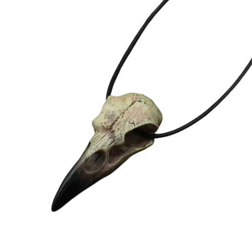 Collier viking, crâne de corbeau en résine imitation os à patine vert-de-gris, bec noir, sur cordon de cuir