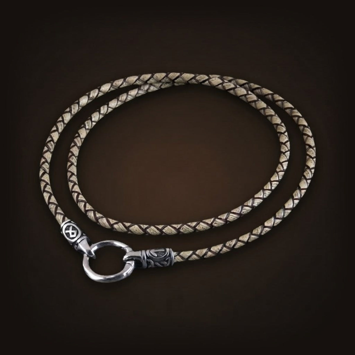 Collier viking à perles runiques sur cordon de cuir tressé beige, anneau-fermoir lisse en acier