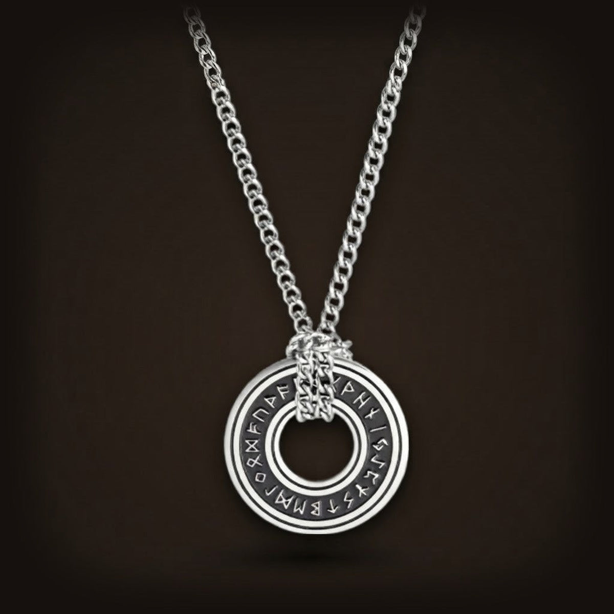 Collier viking anneau runique Futhark ancien en acier sur chaîne, vue de face sur fond noir