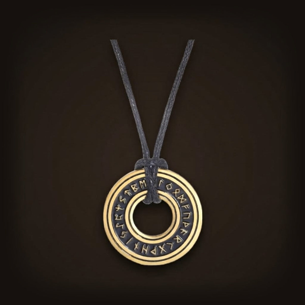 Collier viking anneau runique Futhark ancien doré sur cordon noir, vue de face sur fond noir