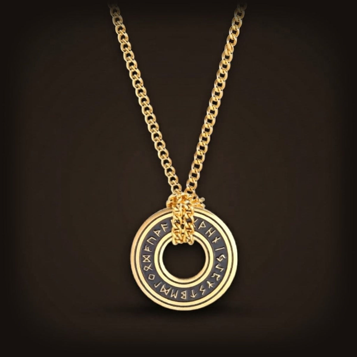 Collier viking anneau runique Futhark ancien doré sur chaîne dorée, vue de face sur fond noir
