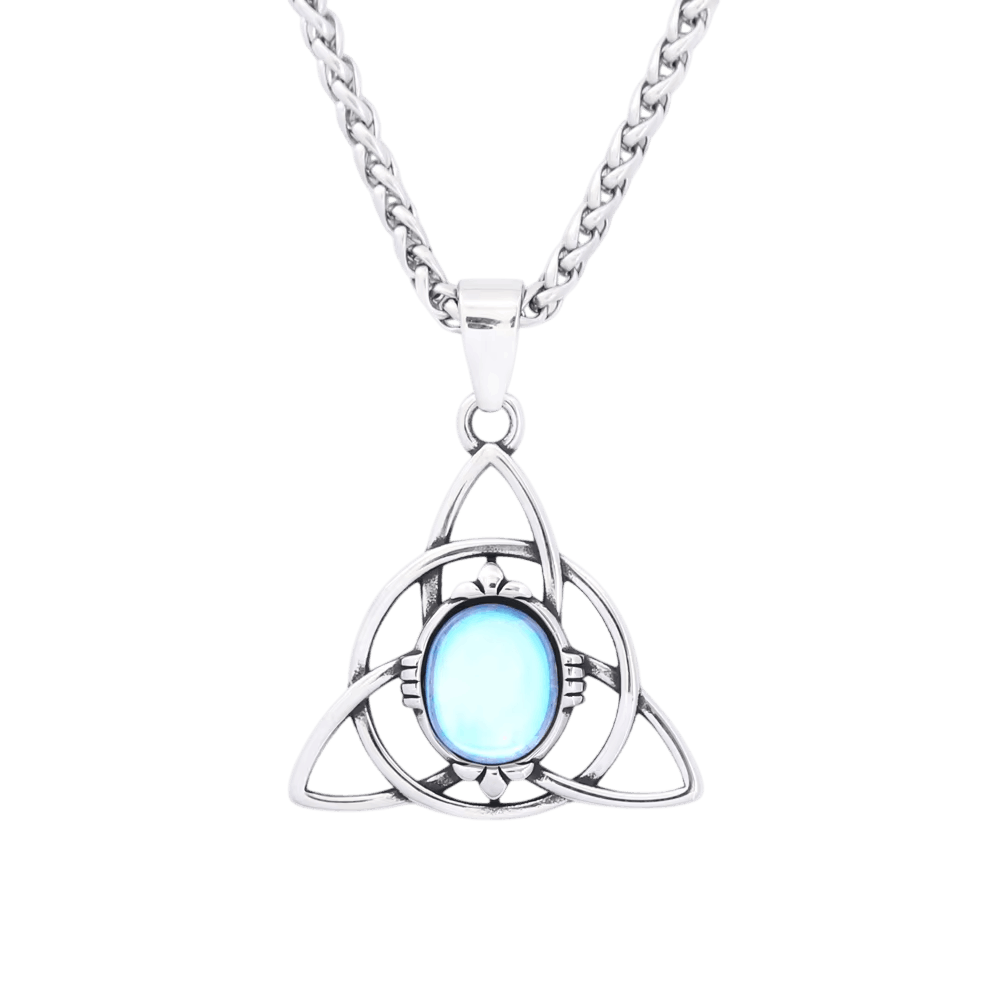 Pendentif triquetra en acier inoxydable serti d'une opaline ovale aux reflets bleus, avec sa chaîne, sur fond blanc