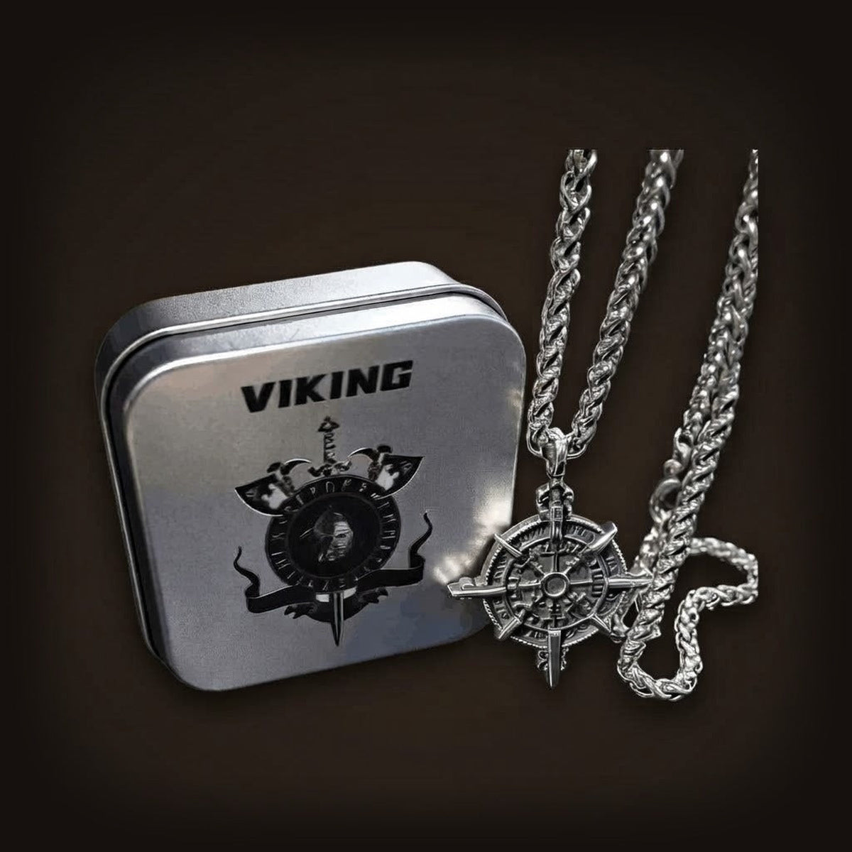 Collier Vegvísir en acier 316L posé contre sa boîte métal marquée « VIKING »