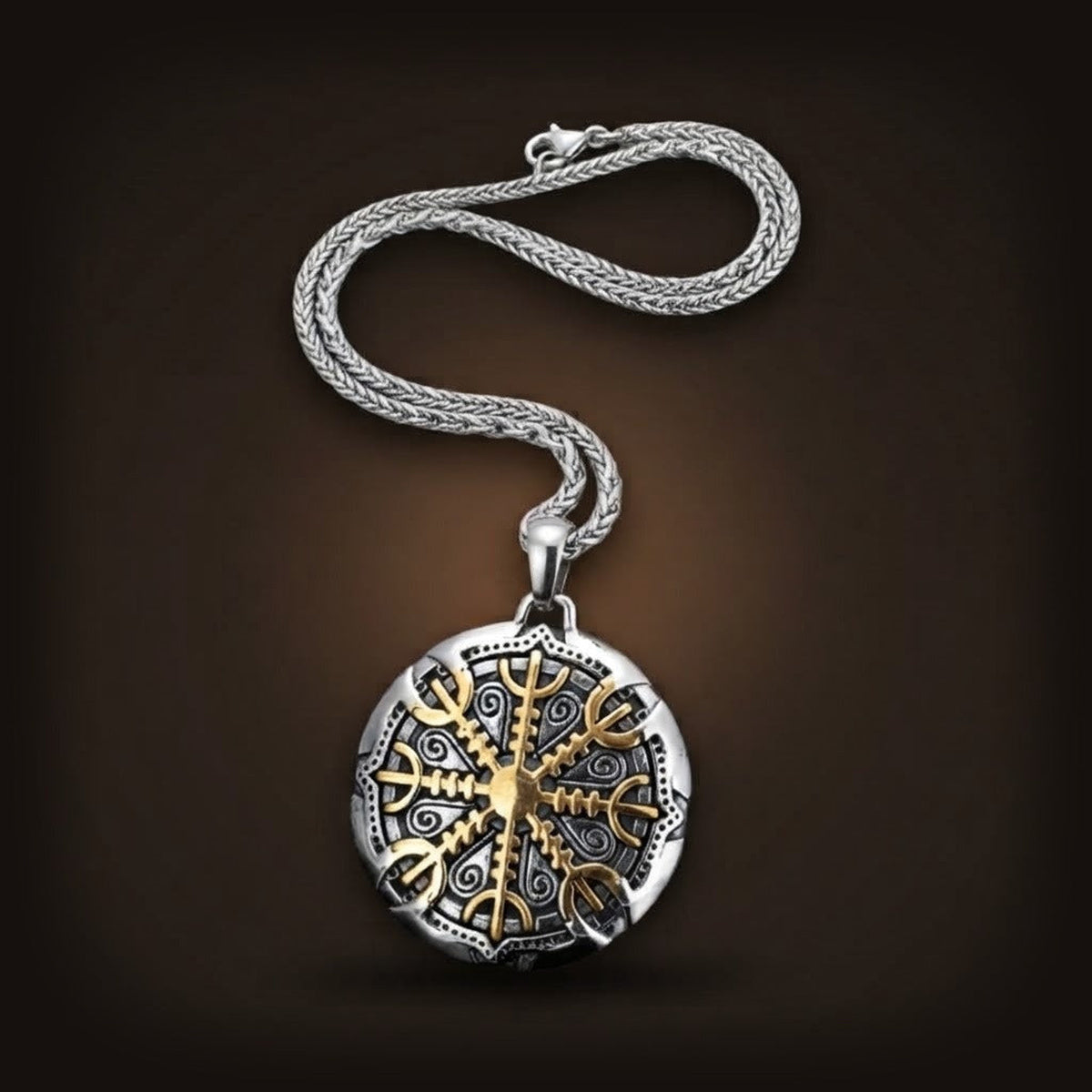 Collier viking pendentif rond vegvisir boussole nordique avec runes futhark en acier doré.