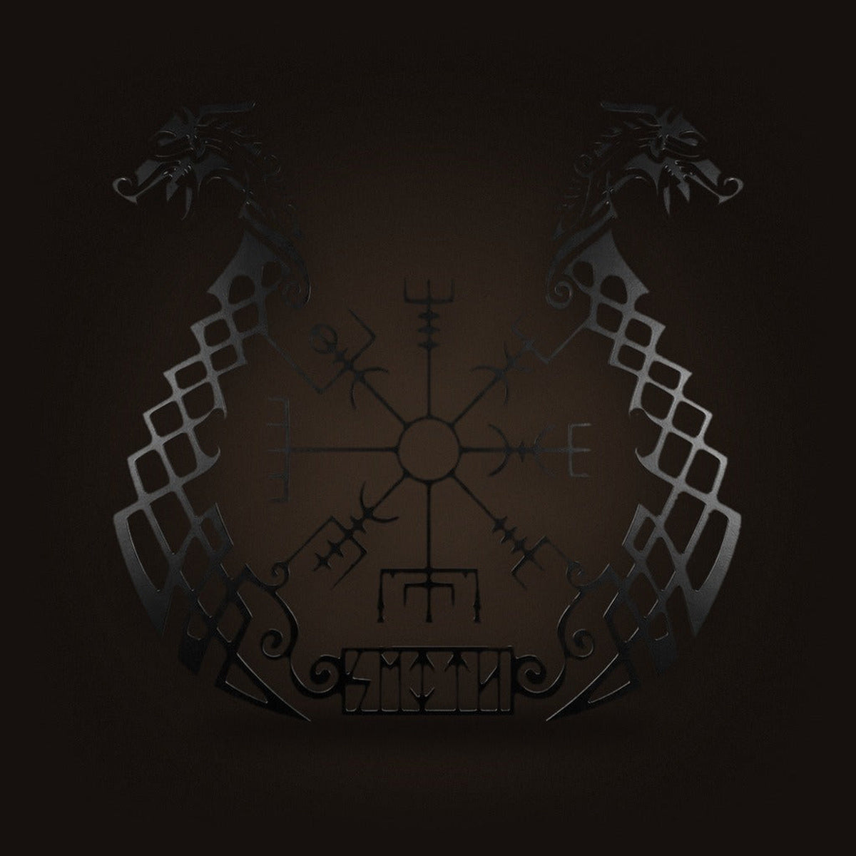 Décoration murale viking en métal noir découpé : Vegvísir entre deux têtes de dragon sur corps d’entrelacs, cartouche de runes, 30 × 30 cm