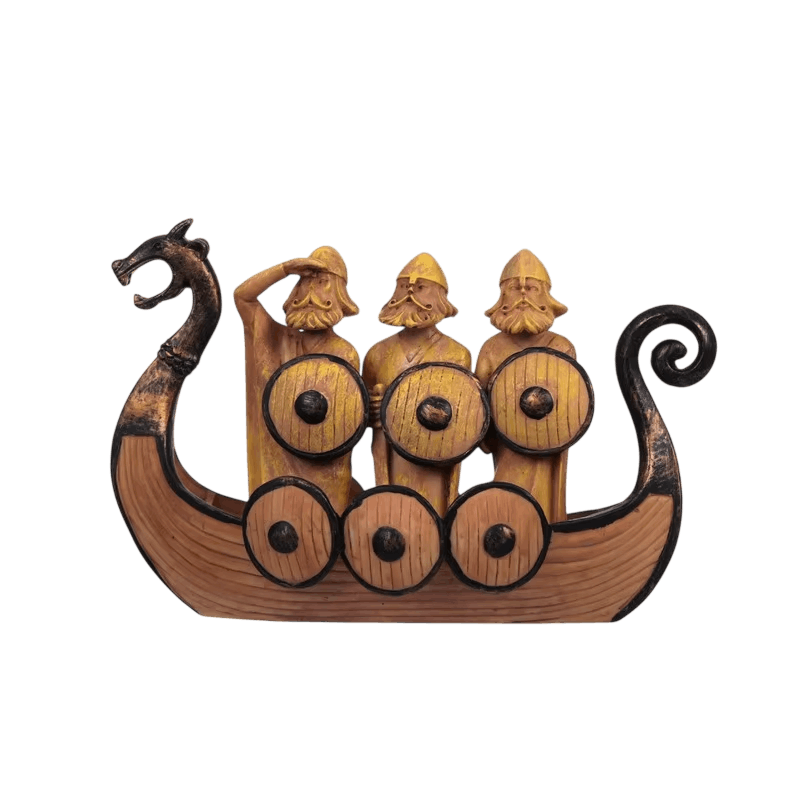 Drakkar viking décoratif de 20 cm photographié sur fond blanc : coque brun ocre, proue en tête de dragon, poupe en volute et six boucliers ronds.