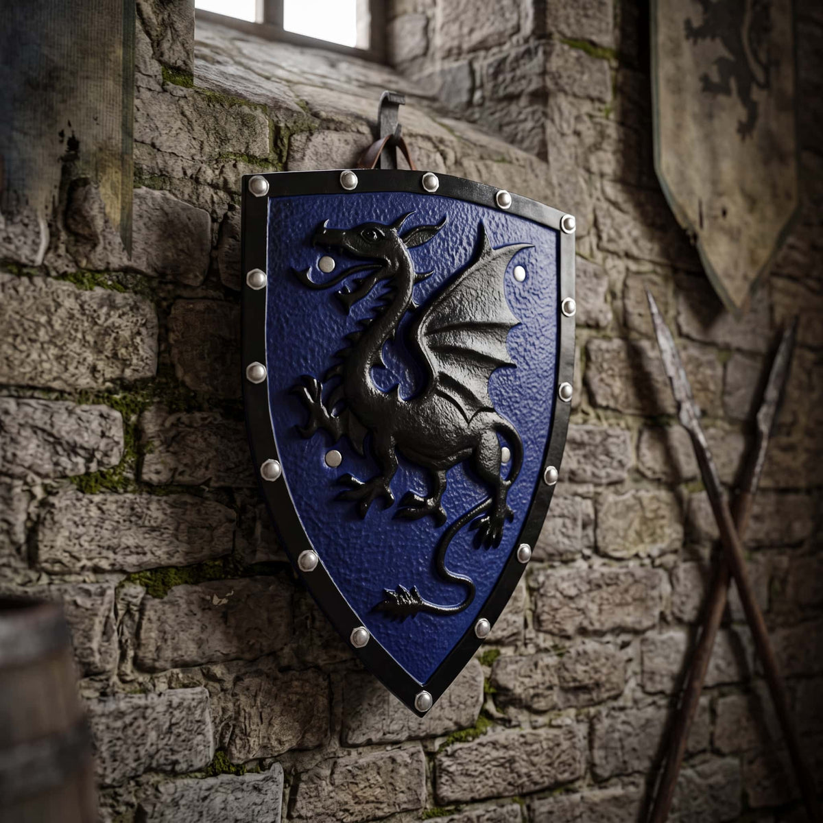 Écu Médiéval au Dragon : Blason Bleu et Noir, 49 cm, accroché au mur d'une salle de pierre
