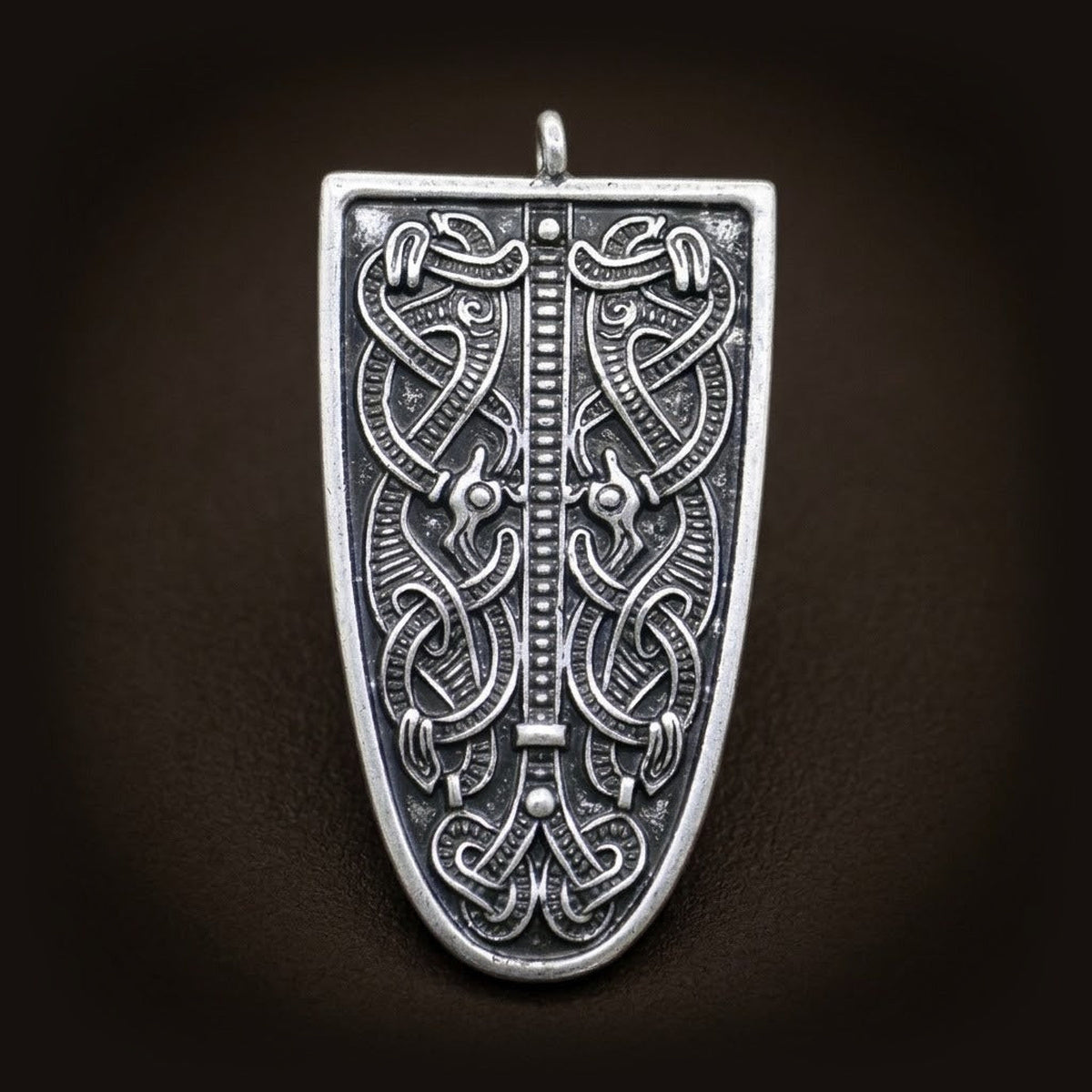 Fibule viking en écusson, alliage finition argent vieilli, entrelacs symétriques en relief