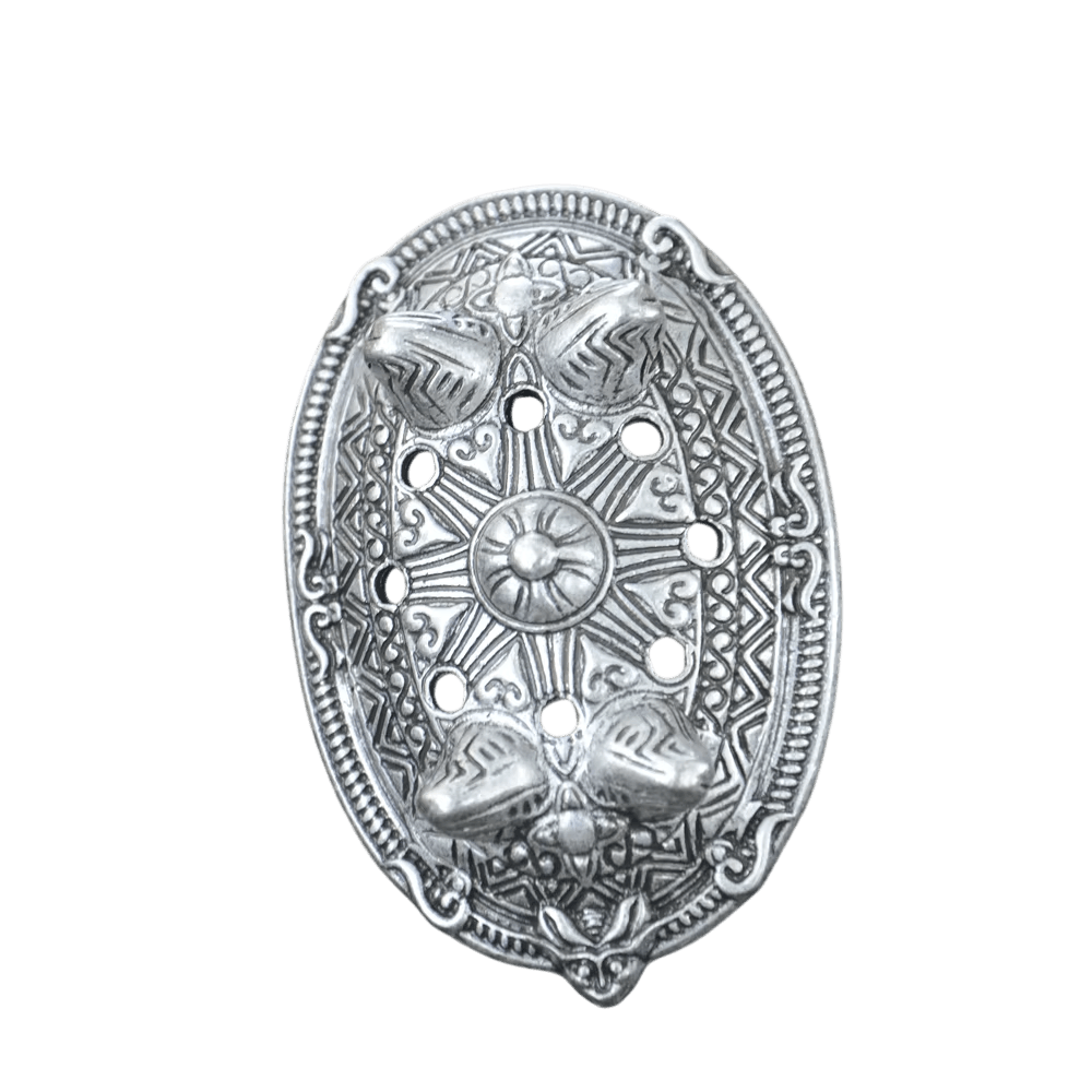 Fibule viking ovale bombée, alliage argent vieilli, rosace centrale et quatre têtes de bêtes en relief