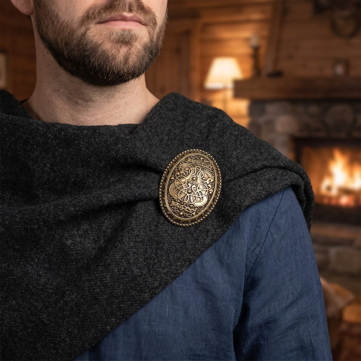 Homme portant une fibule viking ovale en bronze à bordure perlée sur une cape de laine bleue