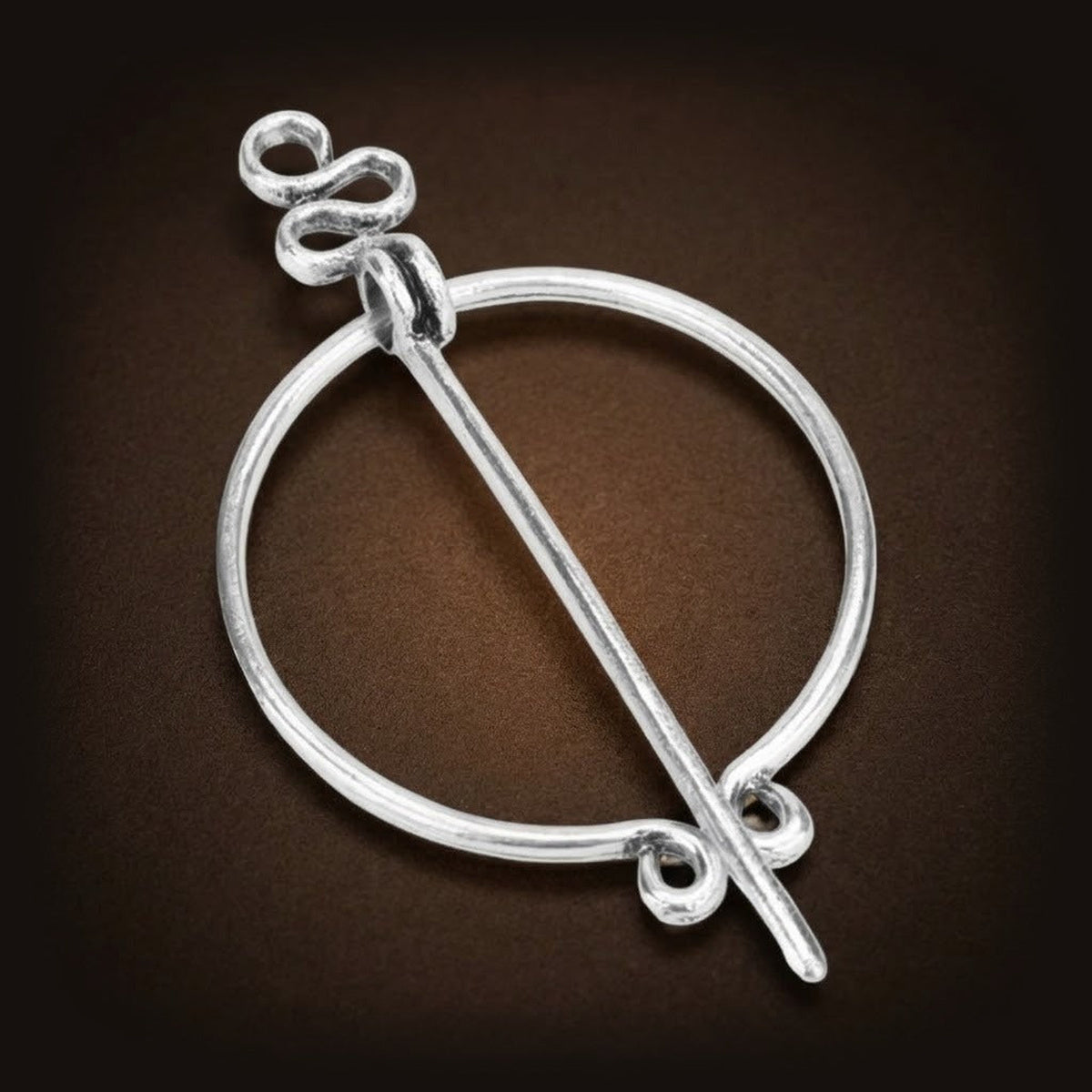 Fibule viking pénannulaire, anneau lisse à terminaisons en spirale, finition étain vieilli