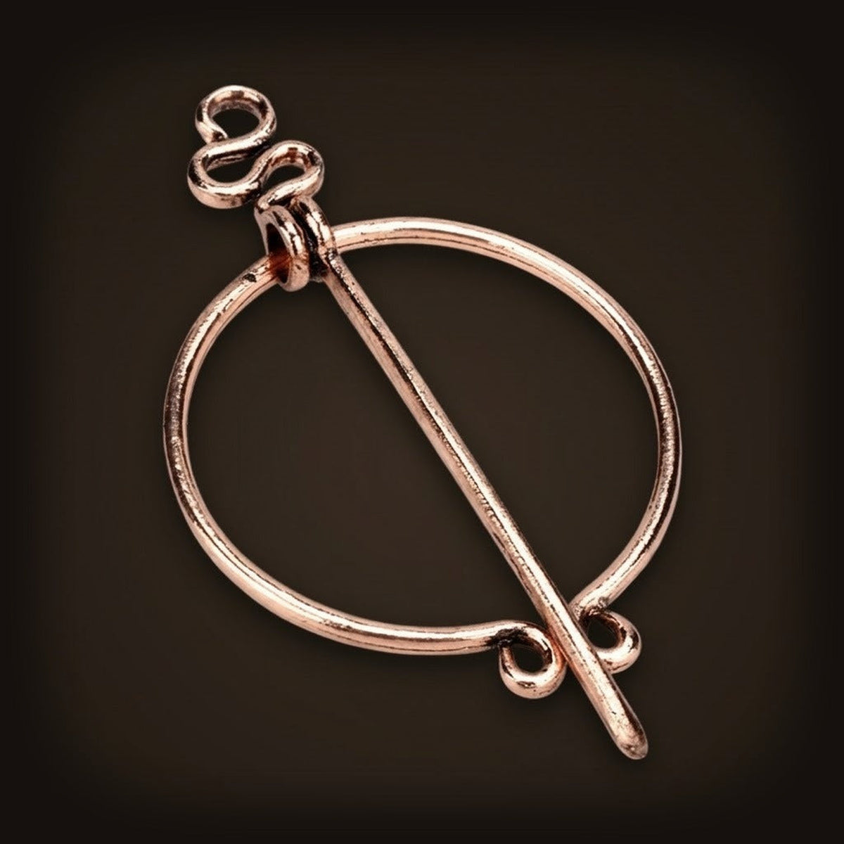 Fibule viking pénannulaire, anneau lisse à terminaisons en spirale, finition cuivre