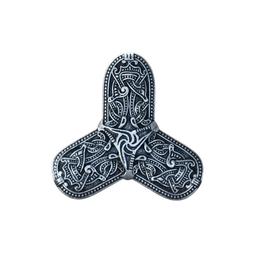 Fibule viking trilobée, alliage argent vieilli, entrelacs en relief sur fond noirci