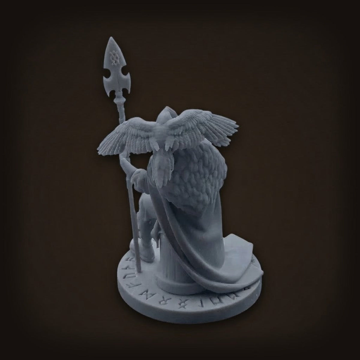 Figurine Odin Père de Tout en résine 88 mm à peindre, vue de dos : corbeaux aux ailes déployées, lance et runes sur le socle
