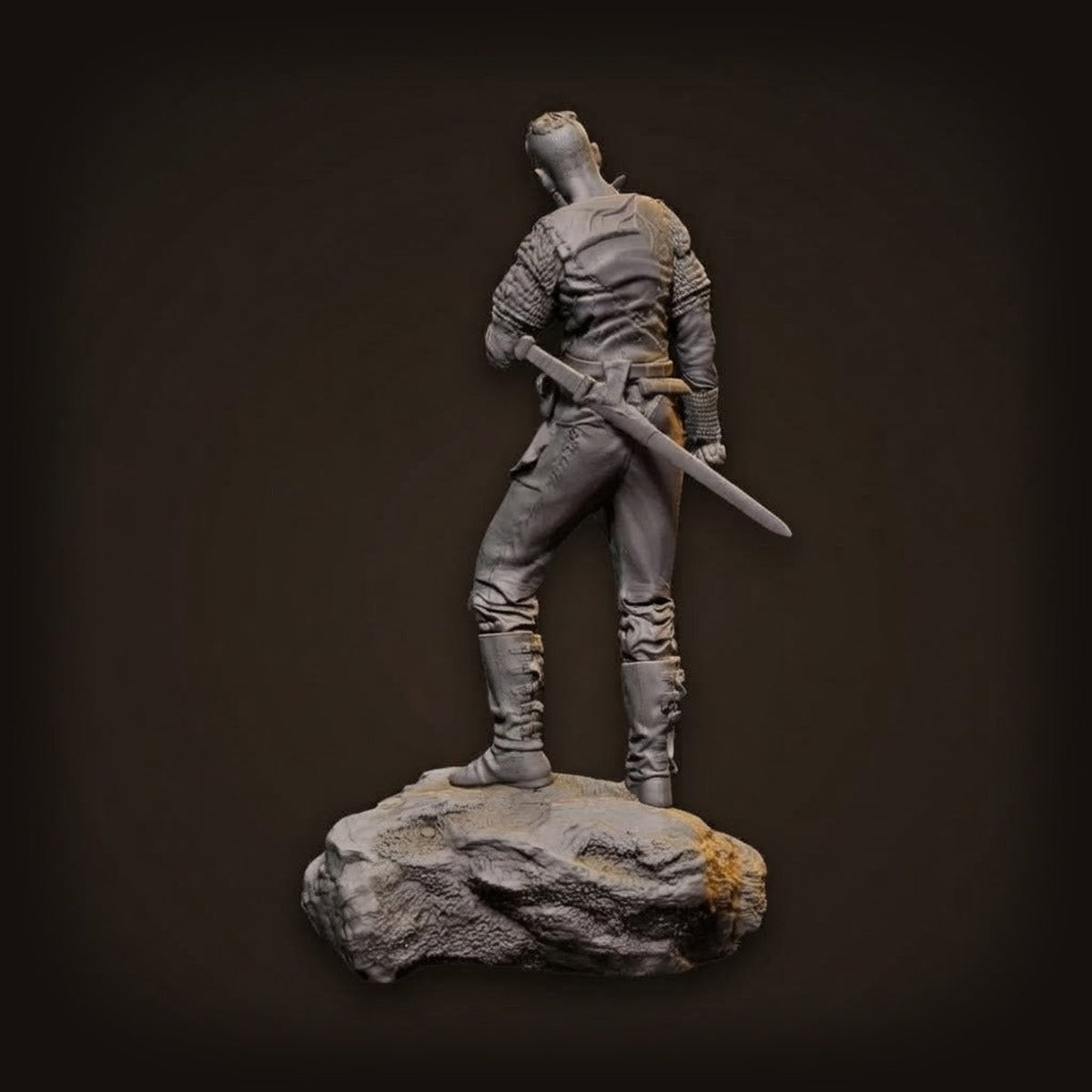 Figurine Floki en résine 1/24 à peindre, vue de dos : épée au côté, debout sur son rocher