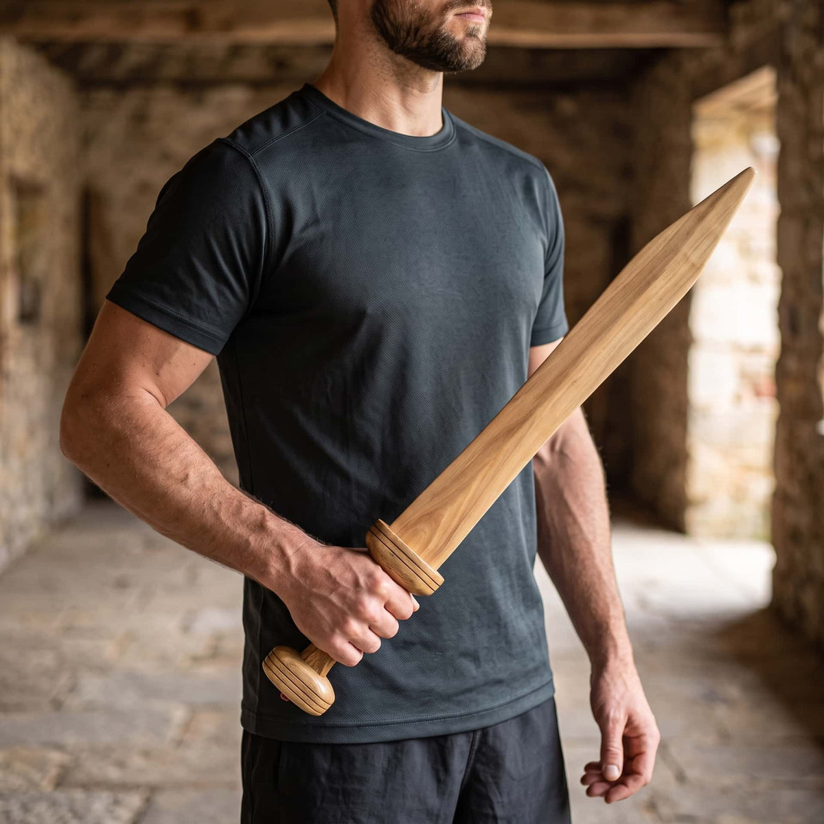 Glaive Romain d'Entraînement : Bois Massif, 70 cm, épée d'entraînement tenue en main