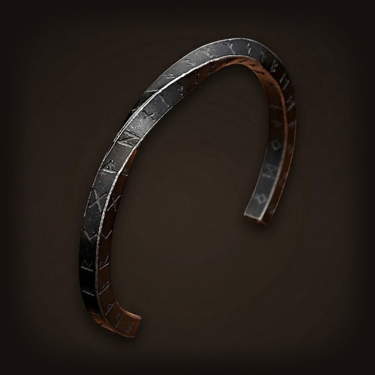 Bracelet viking de type jonc rigide en acier inoxydable finition noire mate avec les 24 runes du Vieux Futhark gravées profondément sur la surface.
