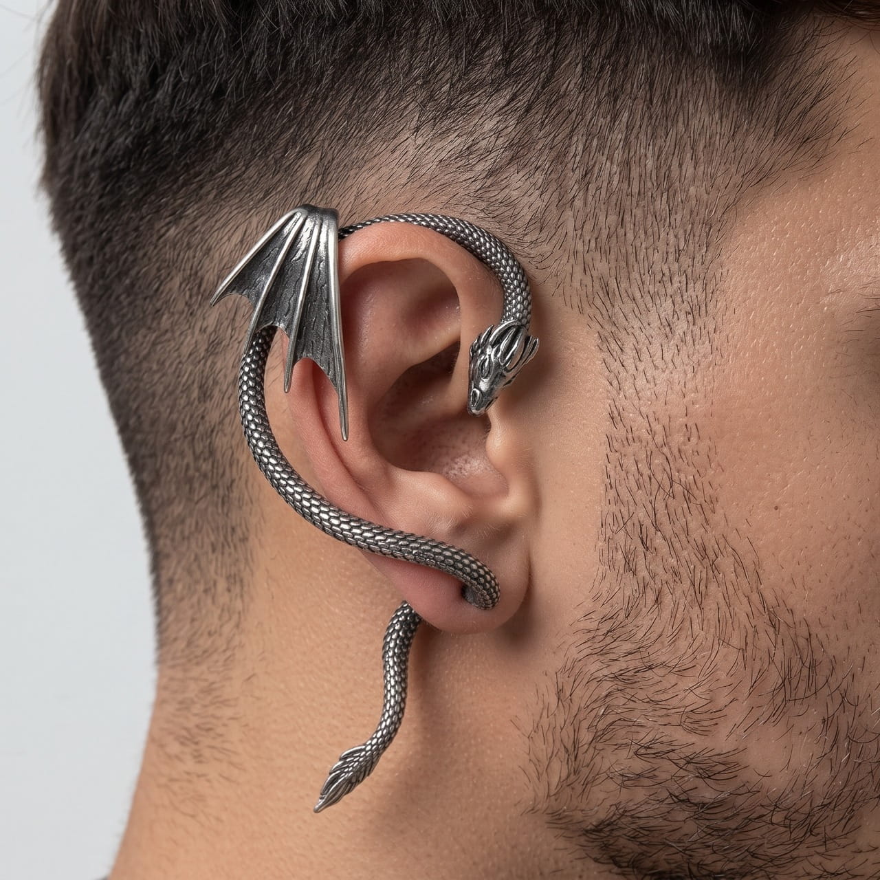 Manchette d'oreille serpent en acier remontant du lobe au haut du cartilage