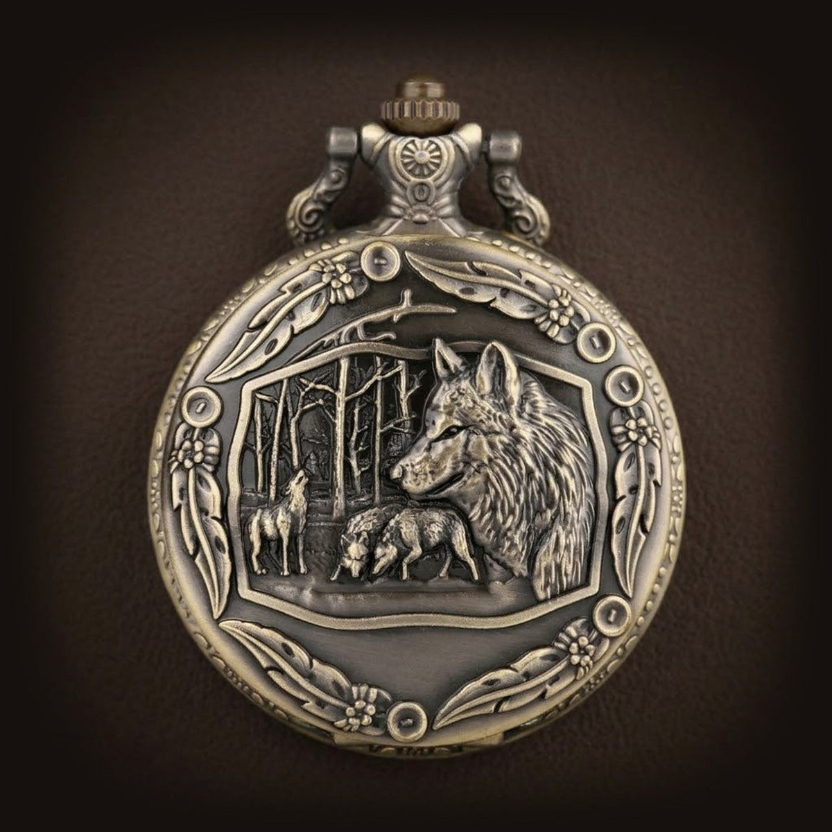 Montre gousset en bronze vieilli, couvercle orné d’une tête de loup et d’une meute en relief dans une forêt