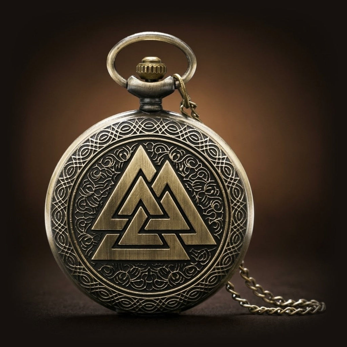 Montre à gousset viking à finition bronze antique avec le symbole Valknut d'Odin sculpté sur le clapet.