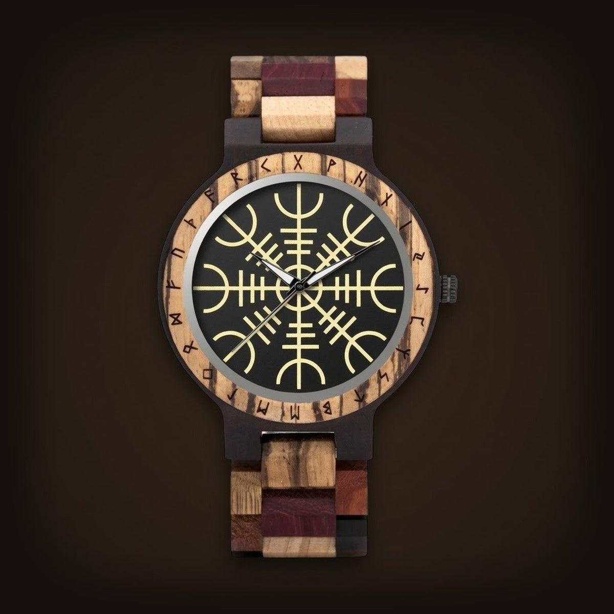 Montre viking en bois multicolore (santal rouge, bois clair et sombre), cadran noir orné de l’Ægishjálmur doré, lunette gravée de runes