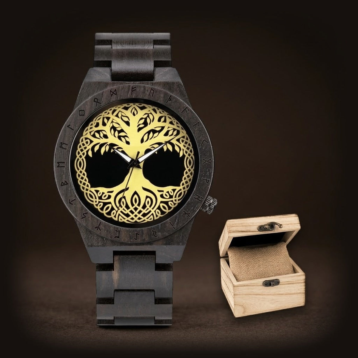 Montre viking pour homme en bois noir avec cadran Arbre de Vie doré et lunette runique à côté de son coffret en bois.