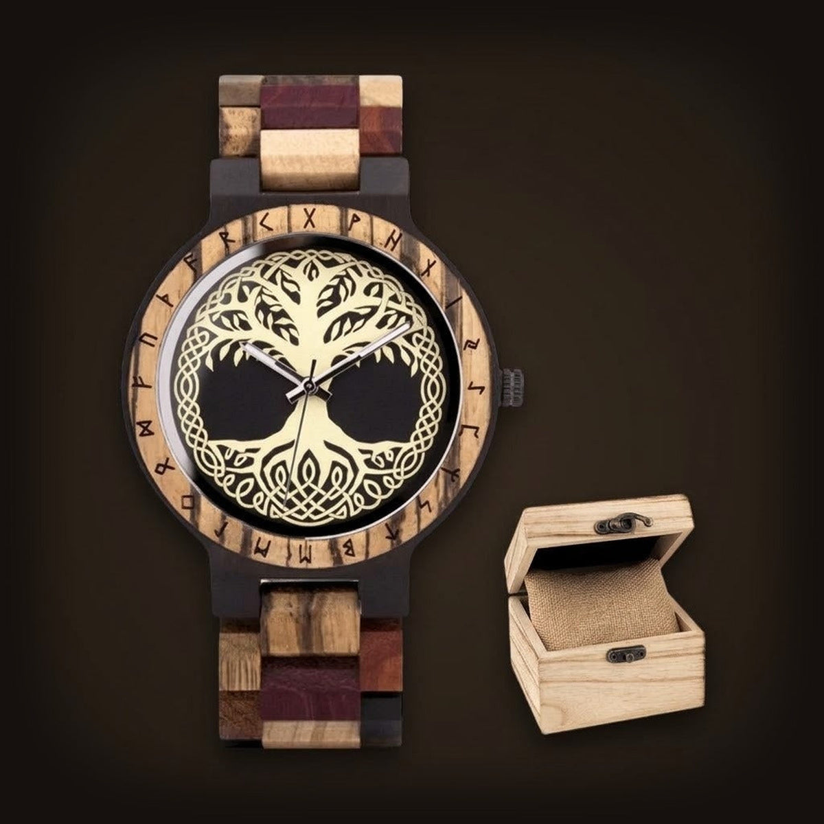 Montre viking pour homme en bois patchwork multicolore avec cadran Arbre de Vie doré et runes Futhark.