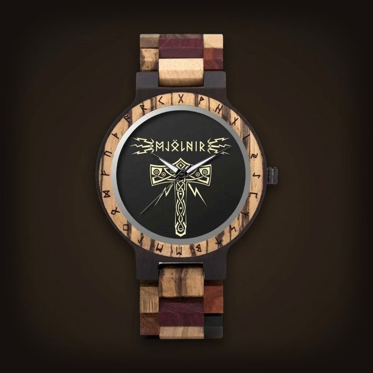 Montre Viking en bois multicolore (rouge santal, bois clair et sombre) avec cadran noir. Motif du Marteau de Thor (Mjölnir) et éclairs dorés, modèle Héritage d'Yggdrasil.