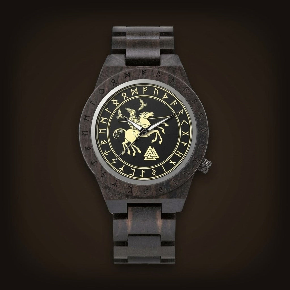 Montre Viking en bois noir (santal noir ou ébène) avec cadran gravé. Représentation dorée d'Odin sur Sleipnir avec ses corbeaux, entourée de runes futhark.