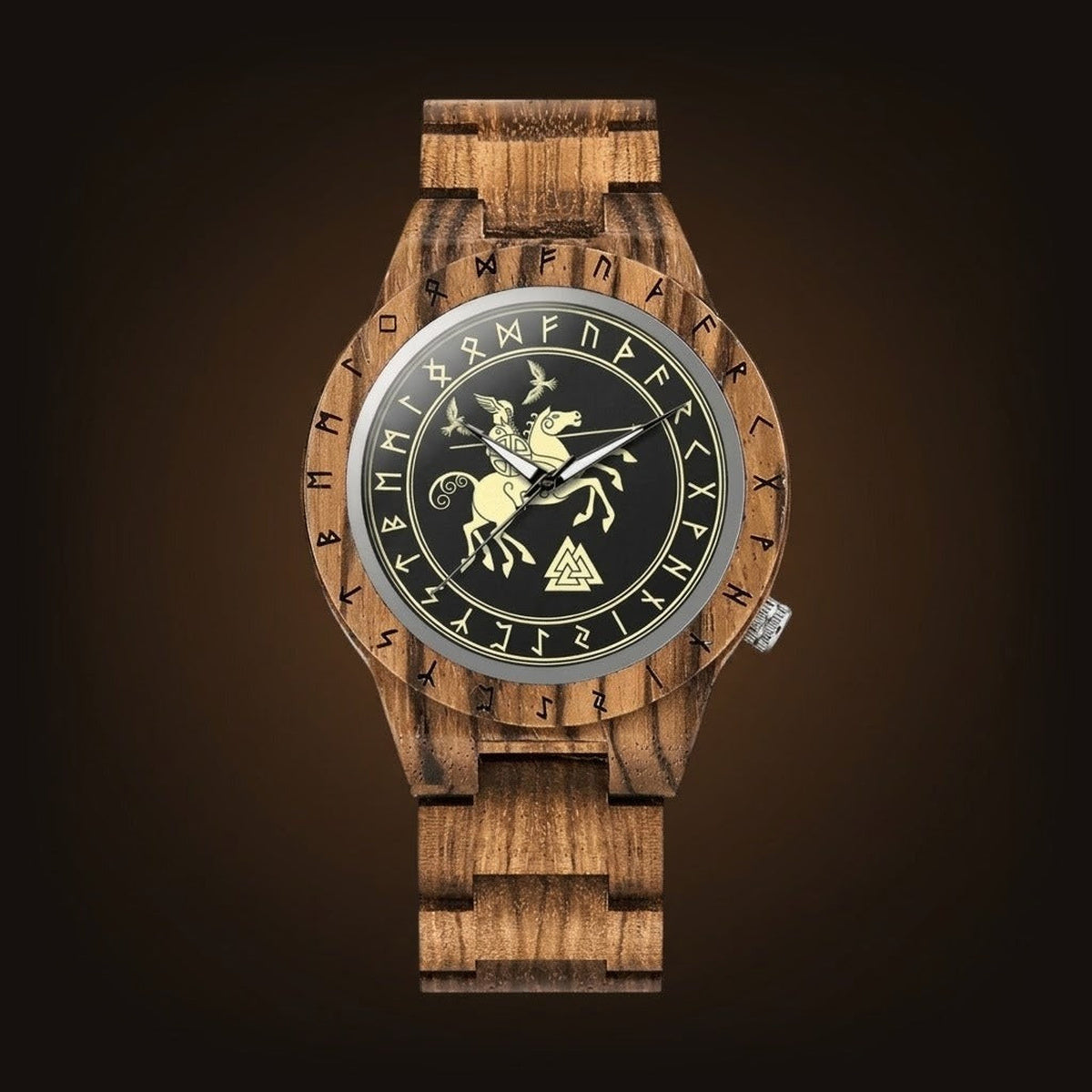 Montre viking en bois clair, cadran noir gravé en doré d'Odin chevauchant Sleipnir, son cheval à huit pattes, entouré de runes nordiques