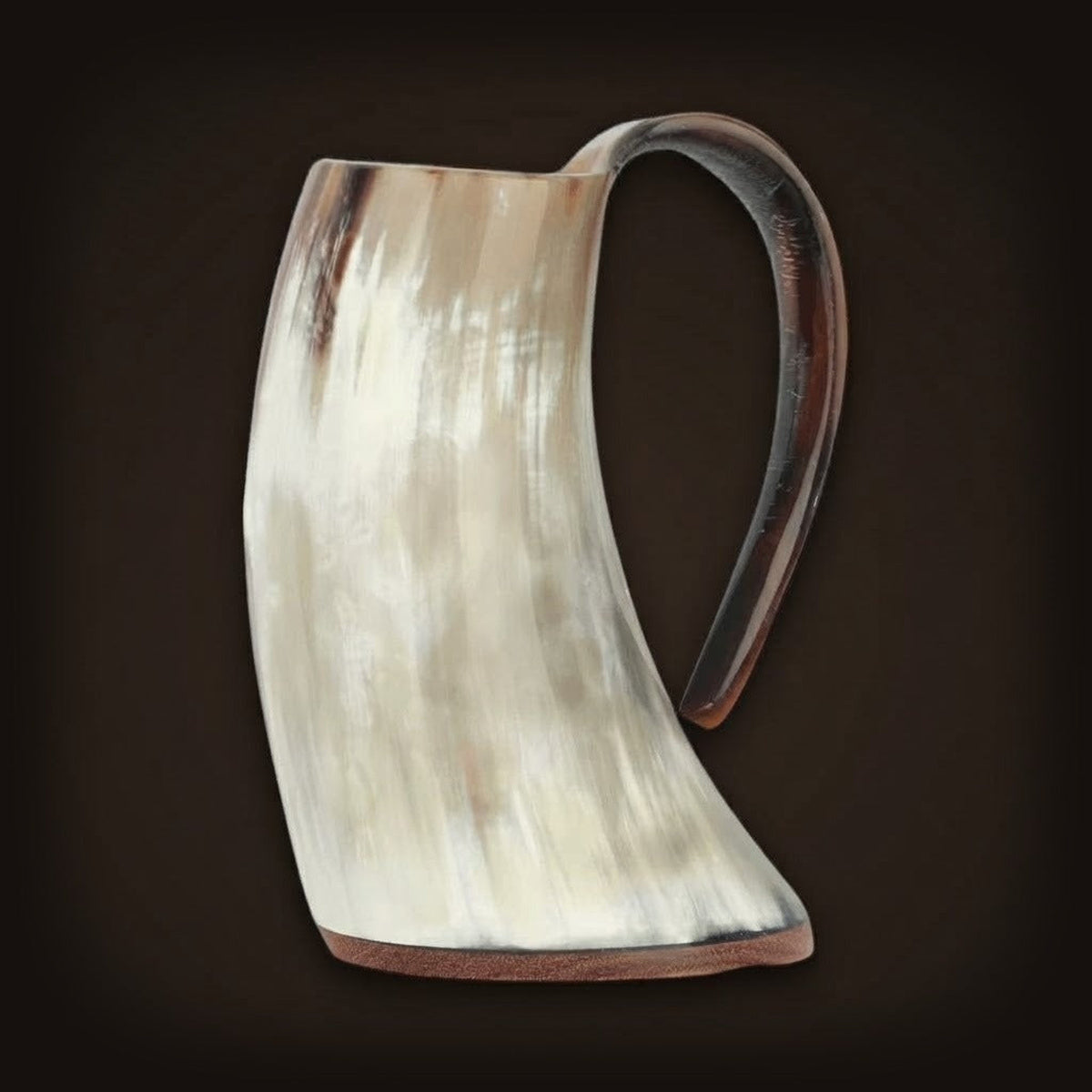 Mug viking en corne de buffle blonde veinée, anse brun foncé et fond de bois