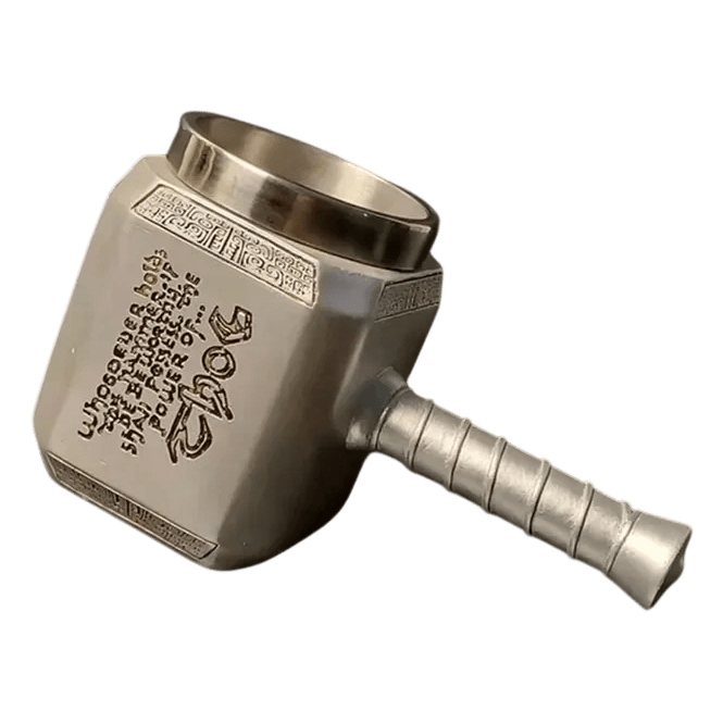 Mug viking en forme de marteau de Thor Mjölnir avec décapsuleur intégré au dos. Calice du Tonnerre imitation métal forgé et intérieur inox.