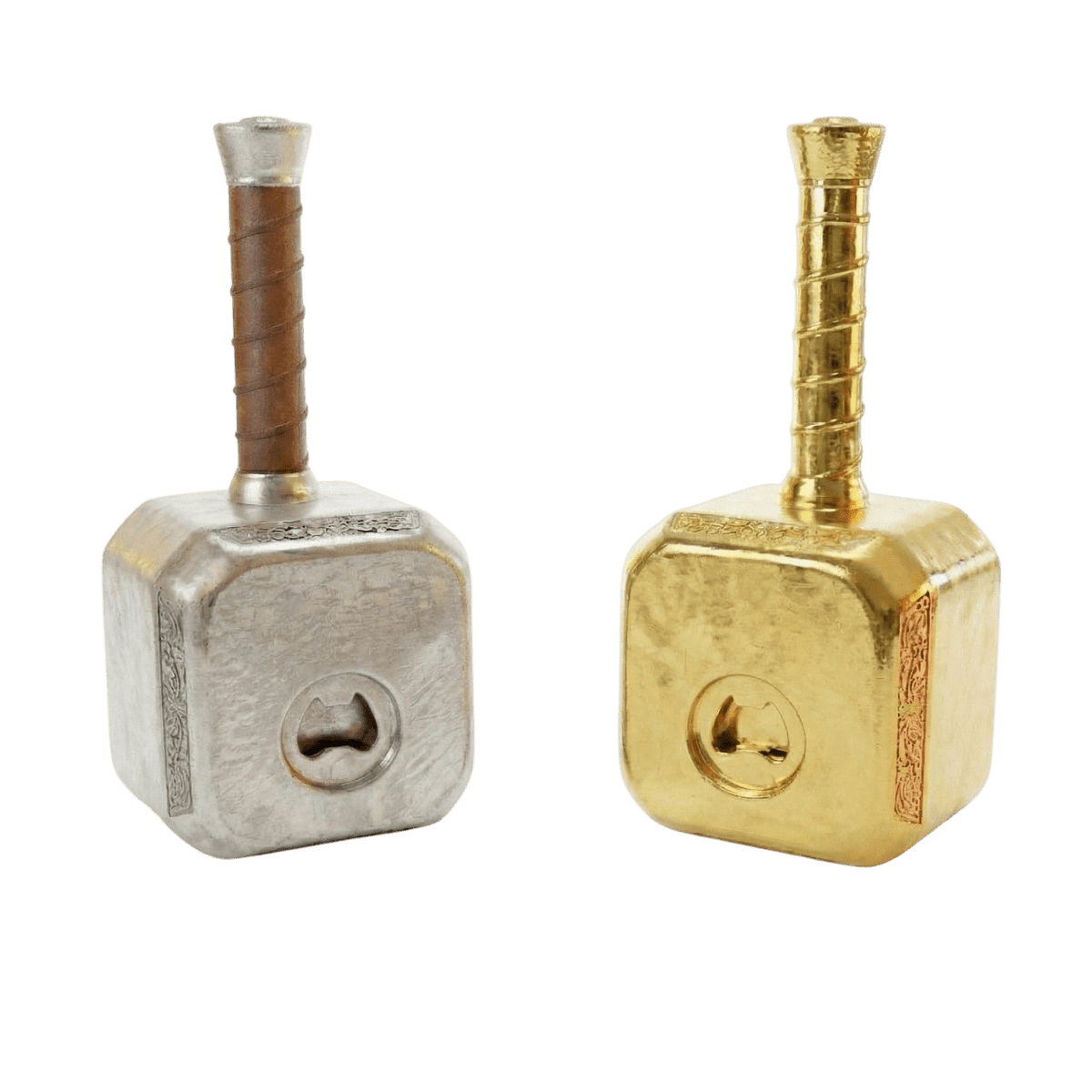 Vue arrière de deux mugs en forme de marteau de Thor (Mjölnir) sur une table de taverne. Le modèle argenté sombre (à gauche) et le modèle doré (à droite) montrent leurs décapsuleurs intégrés dans les manches.