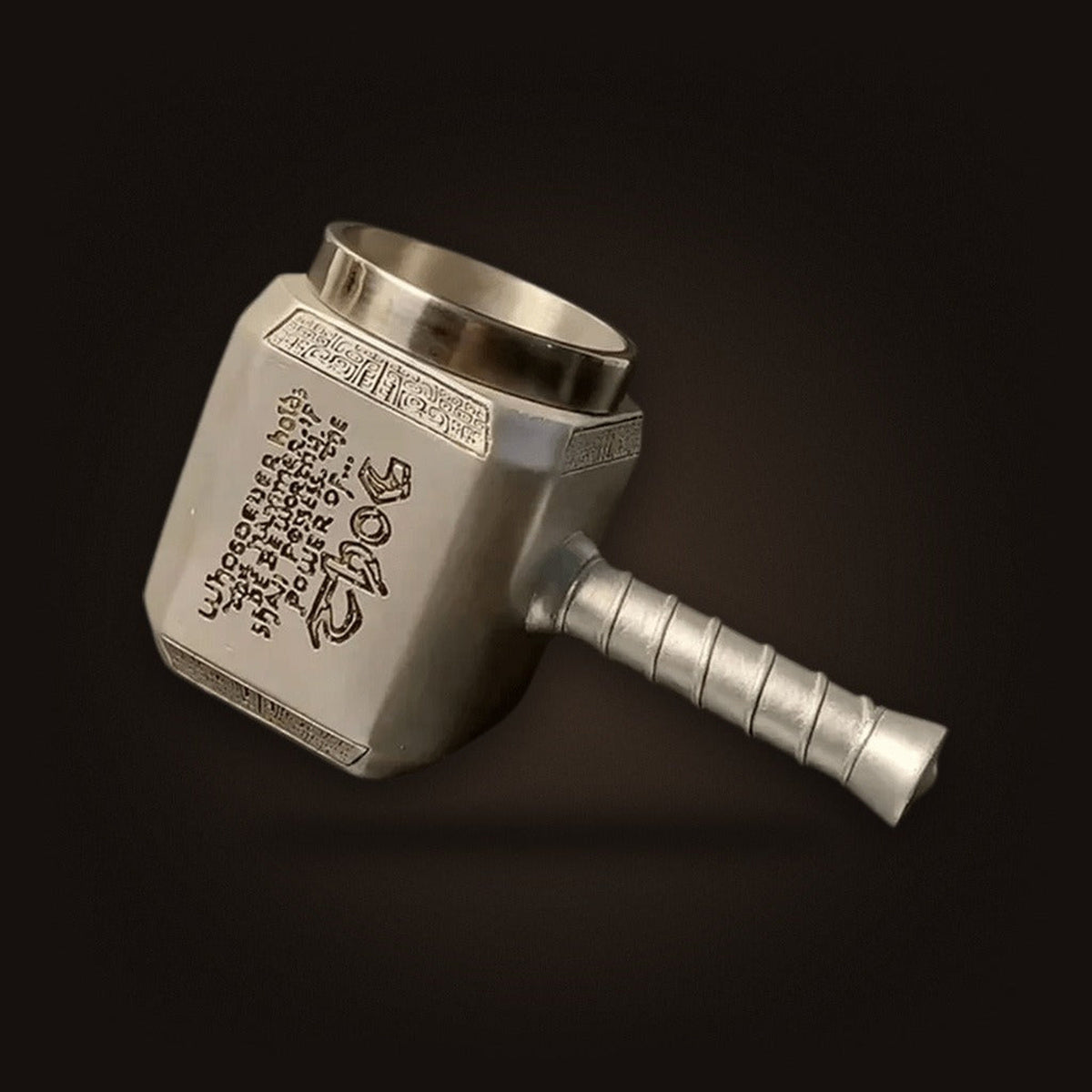 Mug viking en forme de marteau de Thor Mjölnir avec décapsuleur intégré au dos. Calice du Tonnerre imitation métal forgé et intérieur inox.