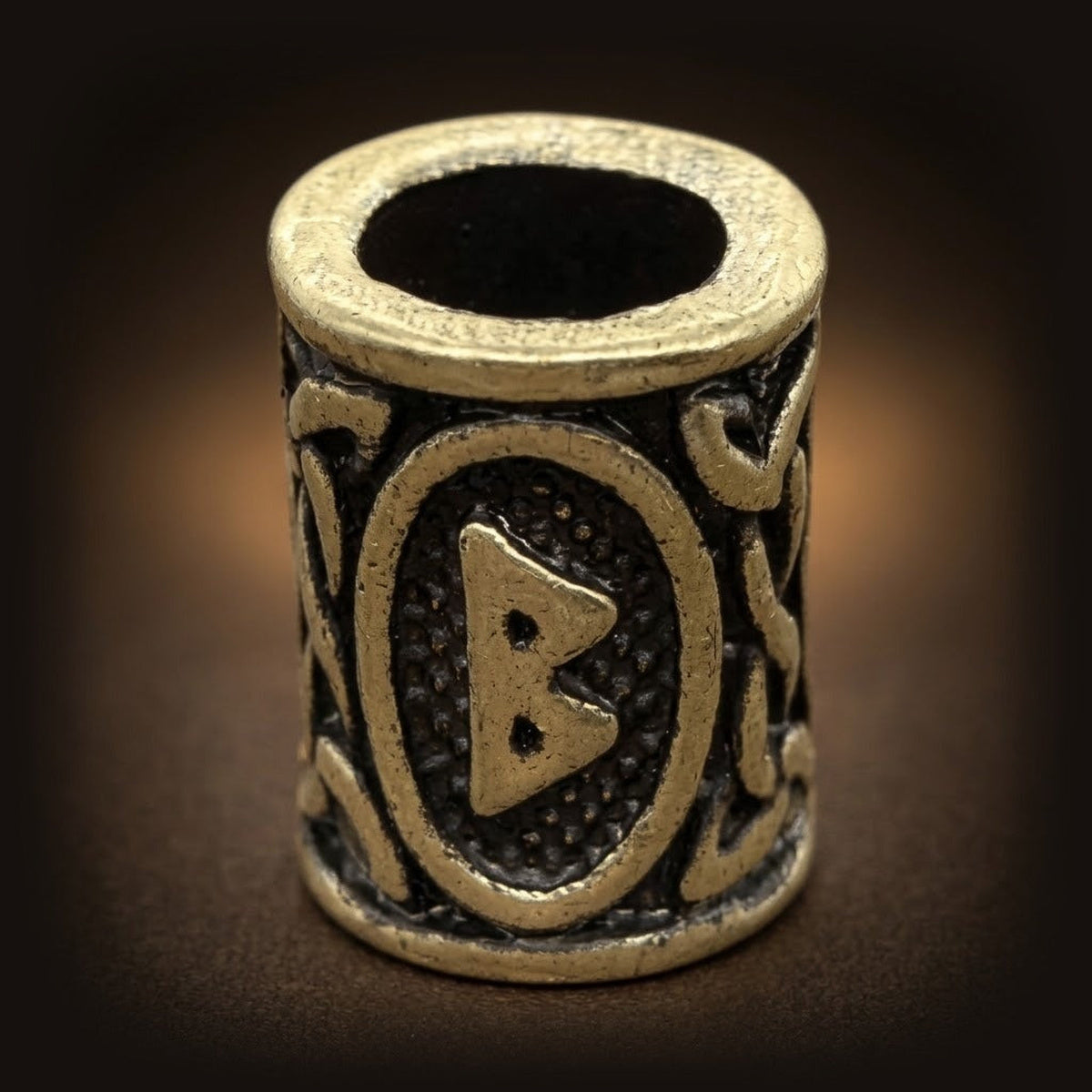 Perle viking cylindrique en alliage bronze patiné, rune Berkano, perçage traversant visible