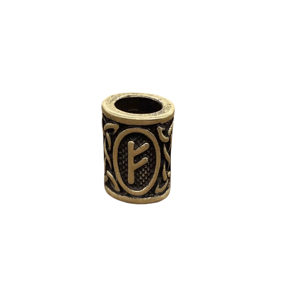 Perle viking cylindrique en alliage bronze patiné, rune Fehu, perçage traversant visible, sur fond blanc